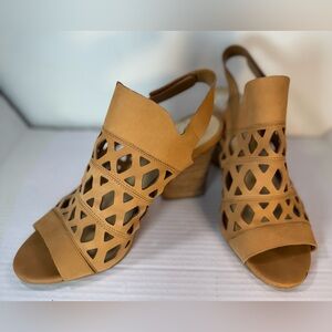 Vince Camuto Deverly Laser Cut Sandals Size 11